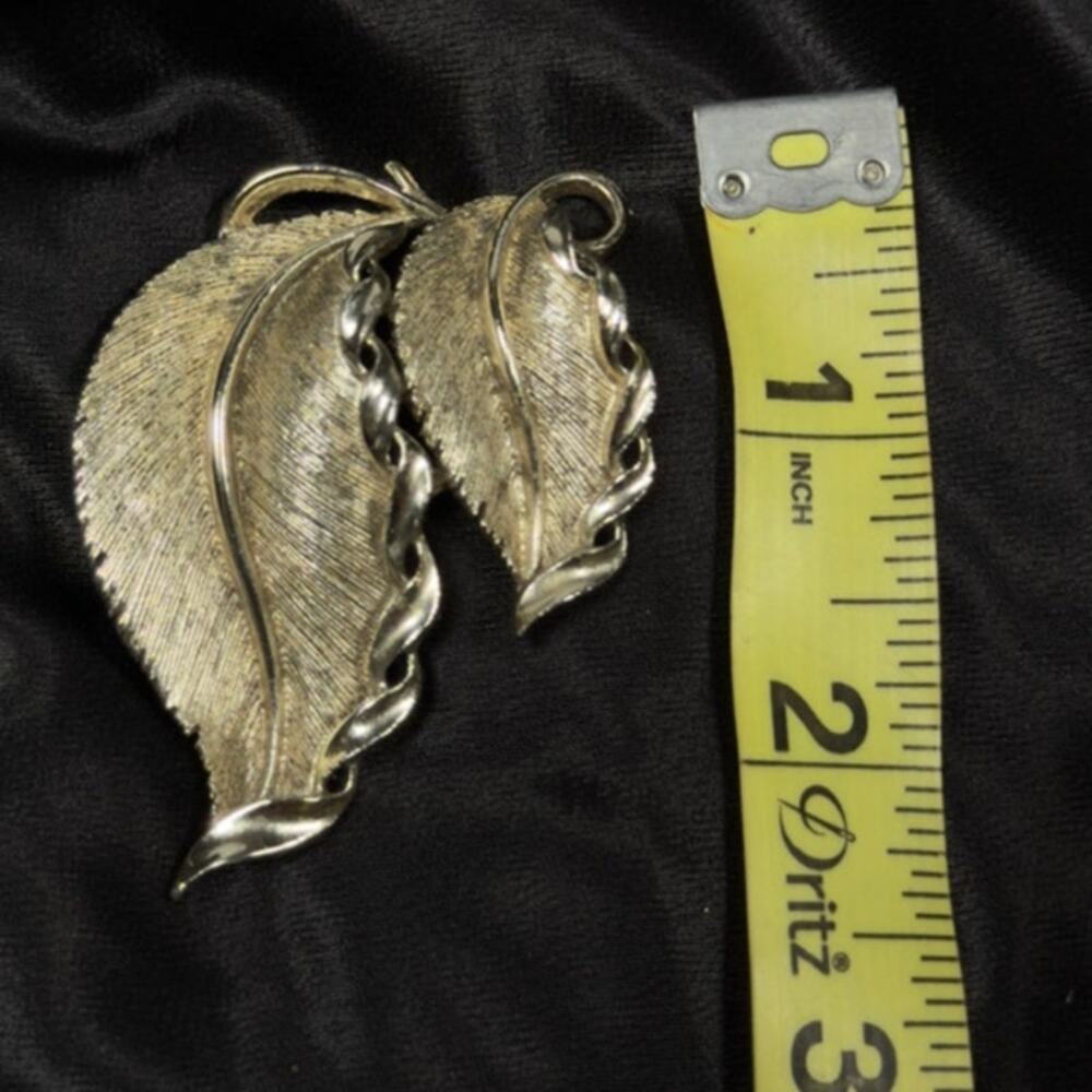 Vintage LISNER Gold Tone Double Leaf Brooch Pendant Signed - Picture 3 of 5